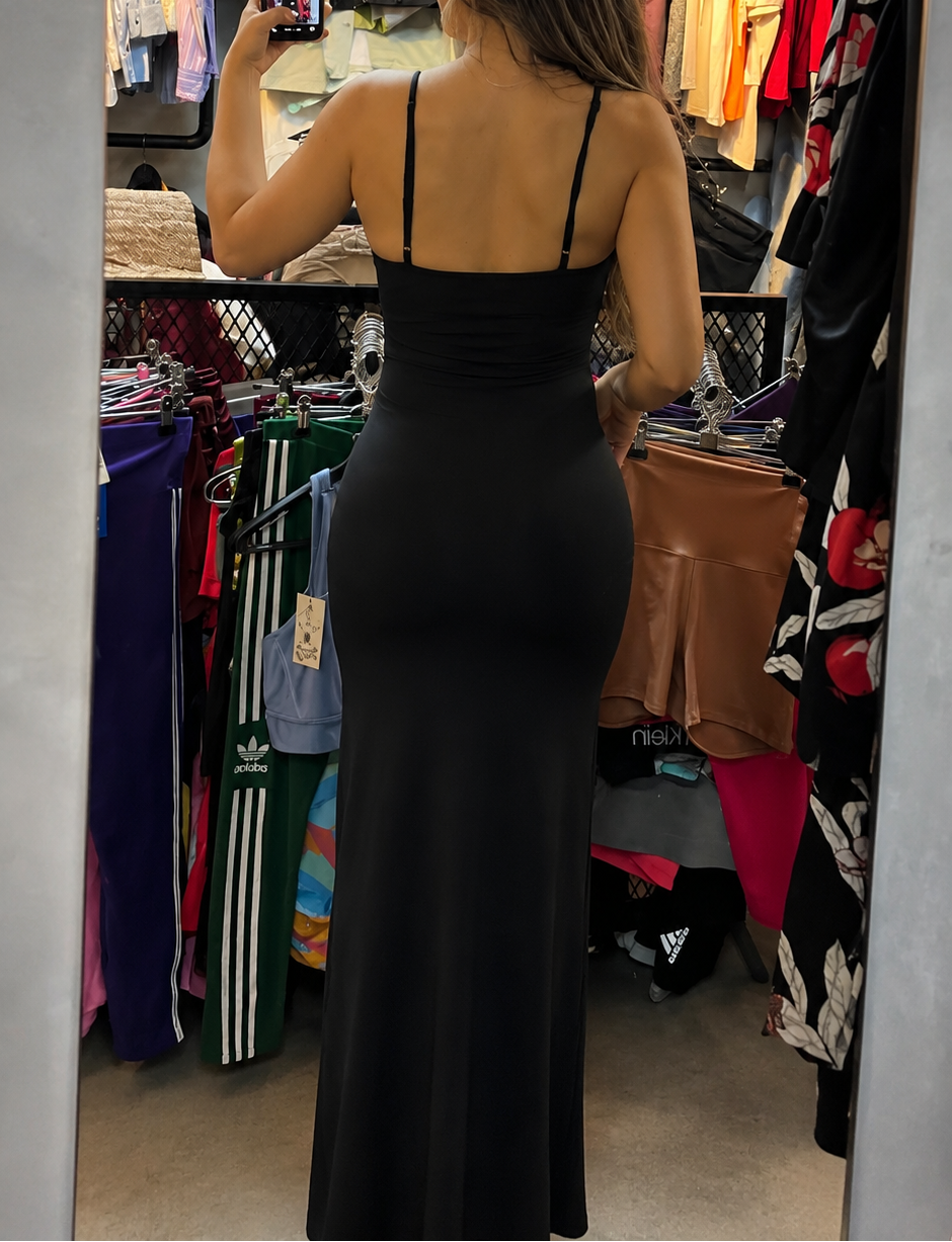 Vestido con herrajes dorados
