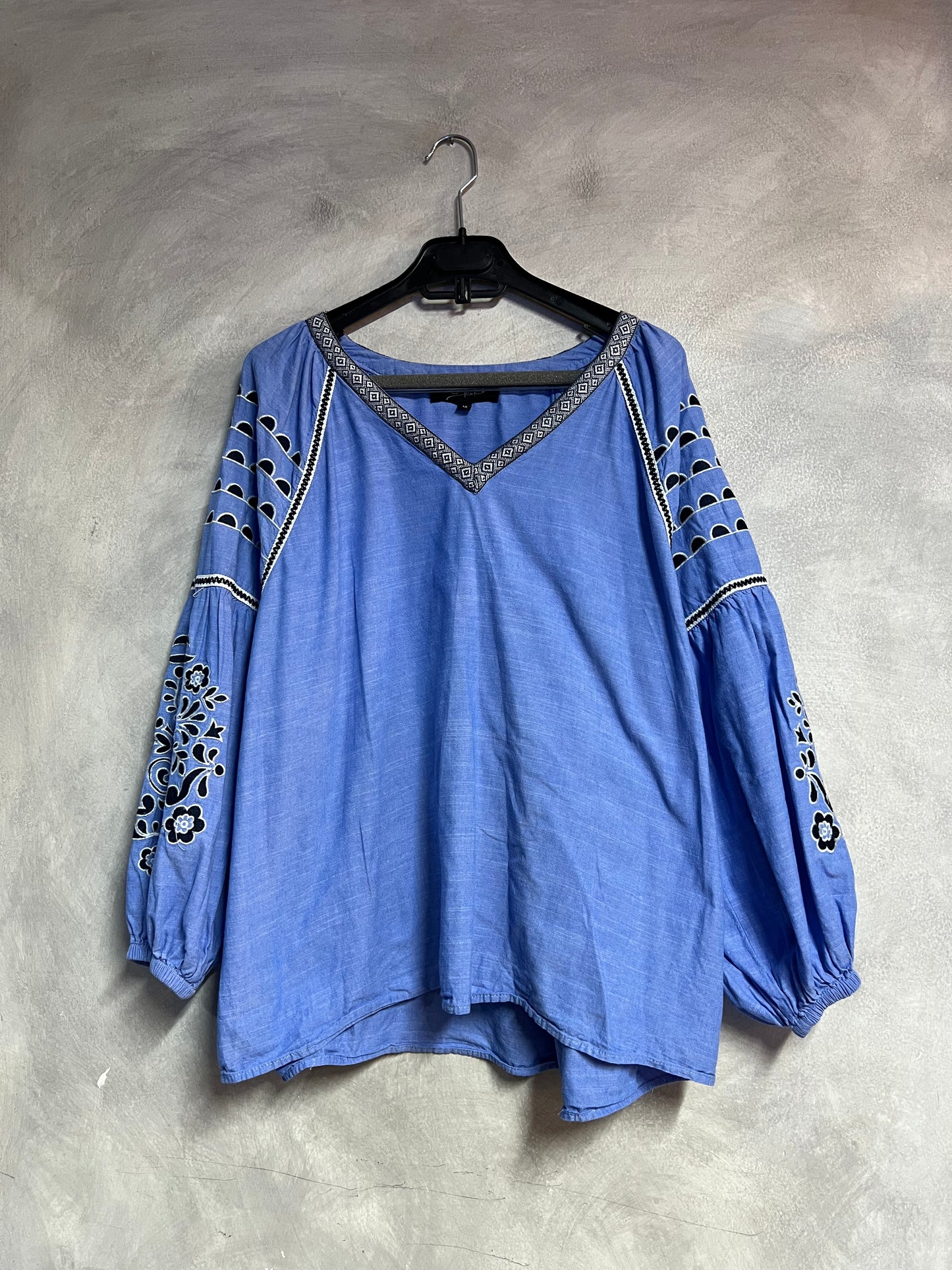 Camisa con detalles en las mangas