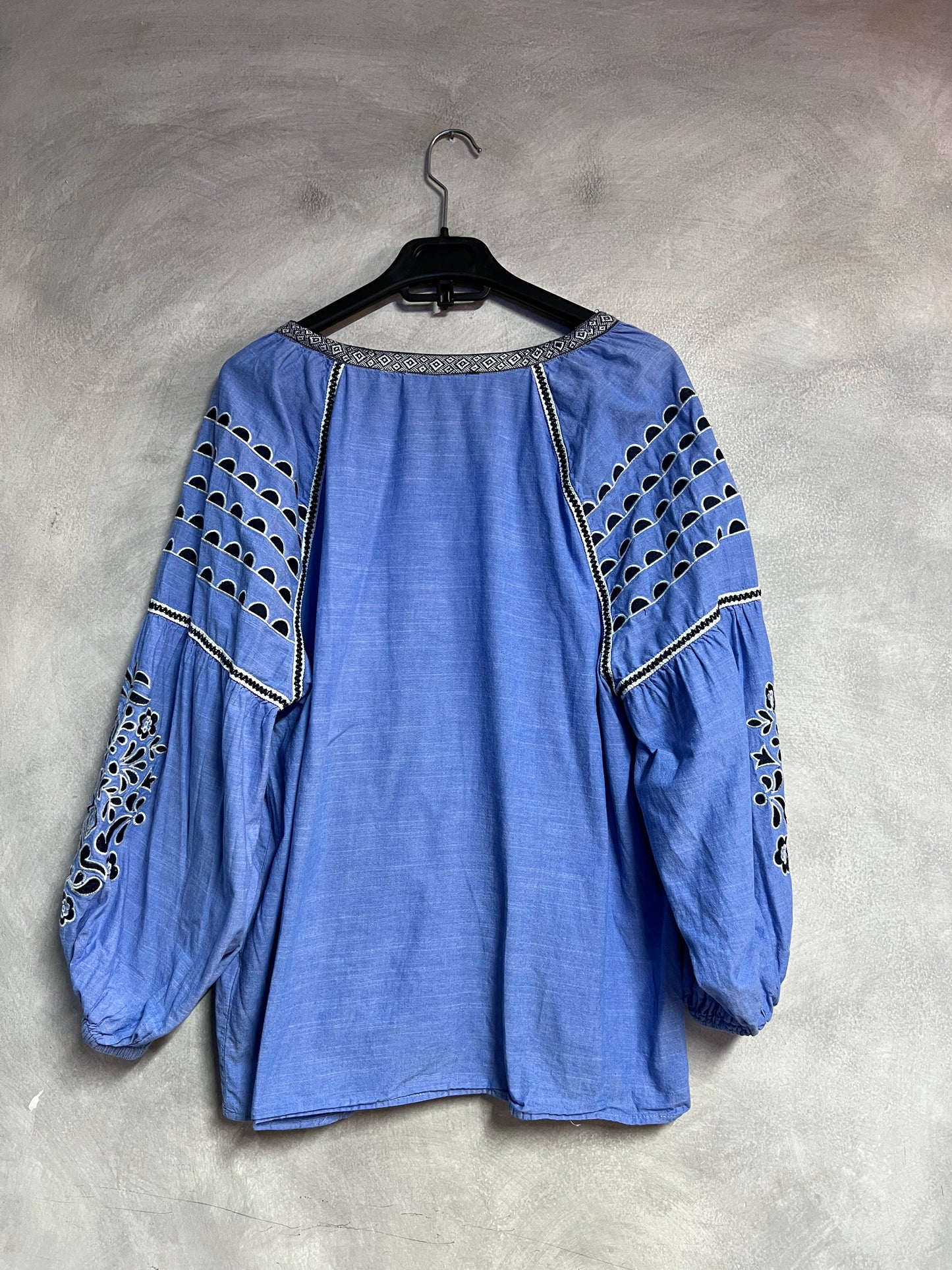 Camisa con detalles en las mangas