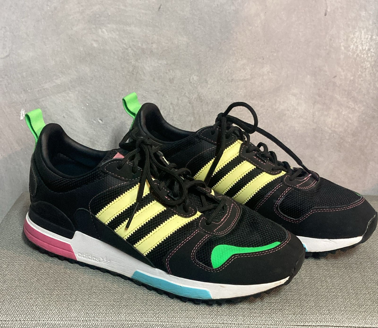 Tenis Adidas ZX 700HD