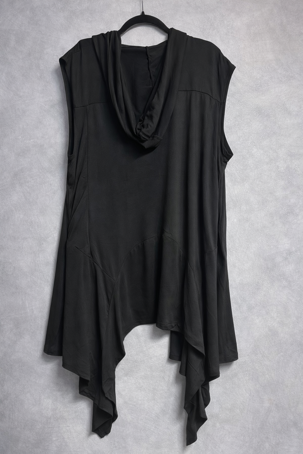 Capa sin mangas con capucha