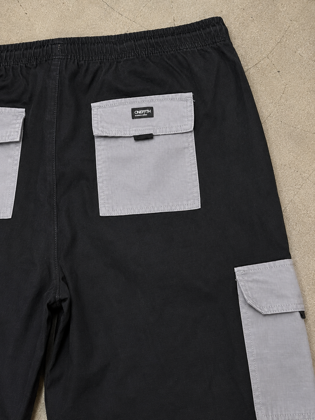 Jogger negro y gris