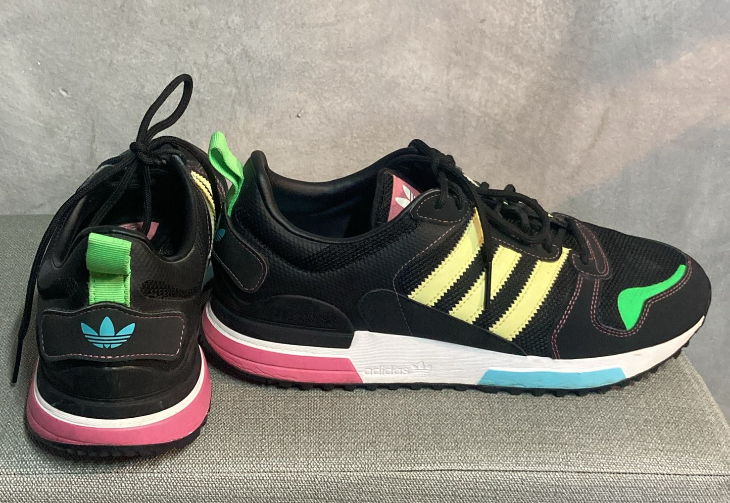Tenis Adidas ZX 700HD